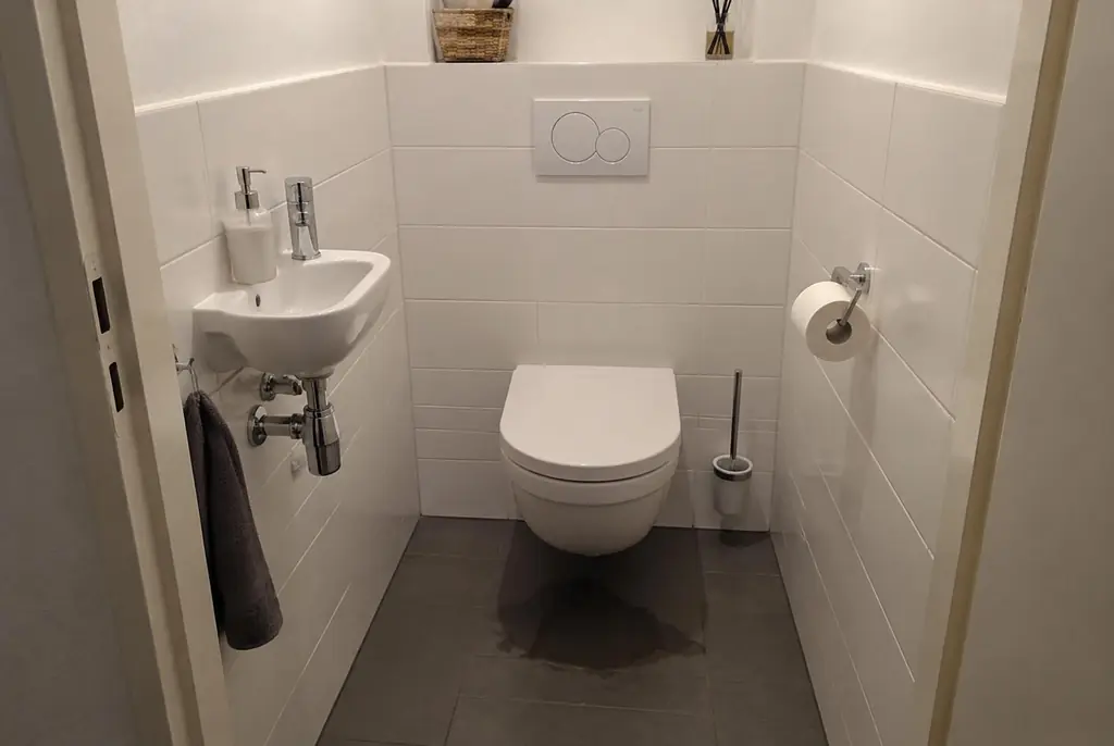 Lekdetectie Hoorn – natte vloer bij een toilet