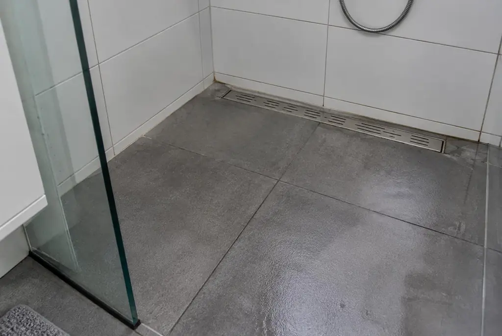 Lekdetectie Hoorn – lekkende inloopdouche met natte voegen