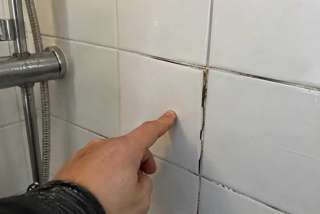 Lekdetectie Hoorn – losse, holle badkamertegels door een lekkage