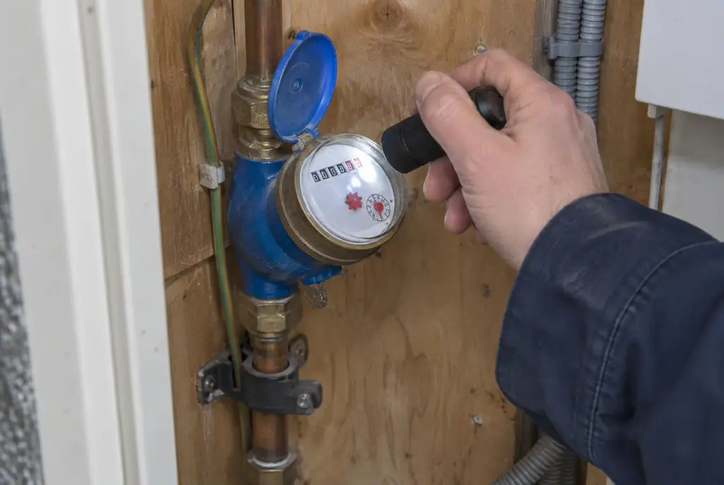 Lekdetectie Hoorn – watermeter in de meterkast controleren met een zaklamp